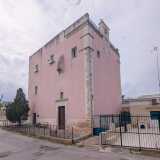 ....ed ecco che all�incrocio con via Madonna della Rosa ci ritroviamo, sulla destra, davanti alla chiesa omonima: si presenta con un colore rosa pallido, protetta da una bassa cancellata